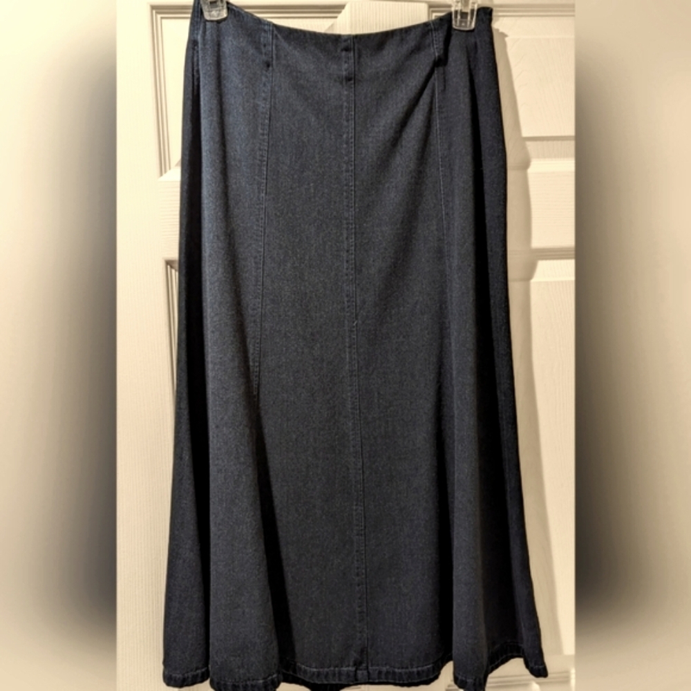Ladies blue denim long skirt. Size 6.